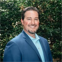 Headshot of Shawn Arrington, the owning partner at Rethink Wealth in the Dallas-Fort Worth area, smiling confidently in a professional business attire.